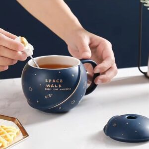 NYRWANA Coffee Mug, Gift for Man, Mugs for Present, Birthday Present for Brother, Astronaut Planet Coffee Mug with 3D Creative Space, Lid & Spoon (400ml-Dark Blue)