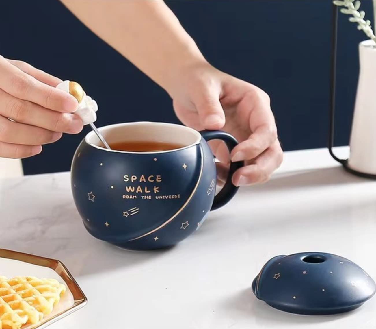 Coffee Mug, Gift for Man, Mugs for Present, Birthday Present for Brother, Astronaut Planet Coffee Mug with 3D Creative Space, Lid & Spoon (400ml-Dark Blue)